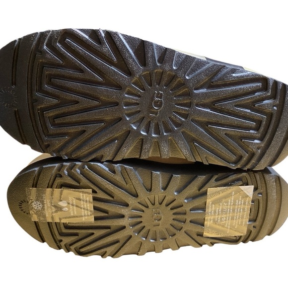 UGG Classic Clear Mini Boots NWT Size 5 - Picture 5 of 8